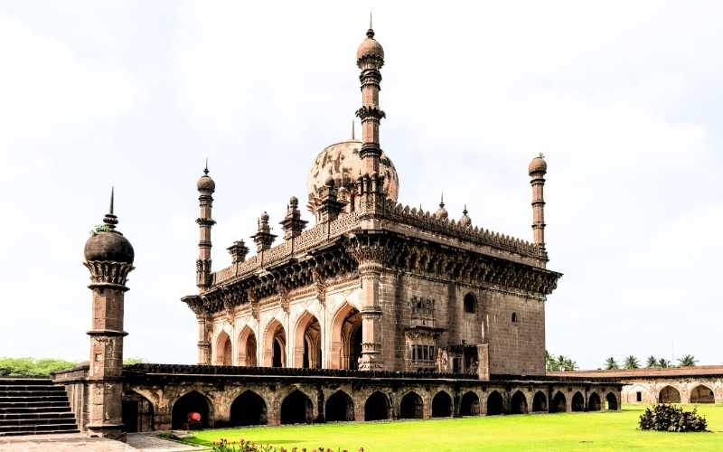 Karnataka Heritage Circuit: Rock, Temple & Fort Trails